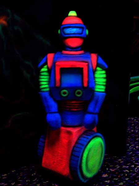 Galaxy Golf hole 02 - robot beside hole