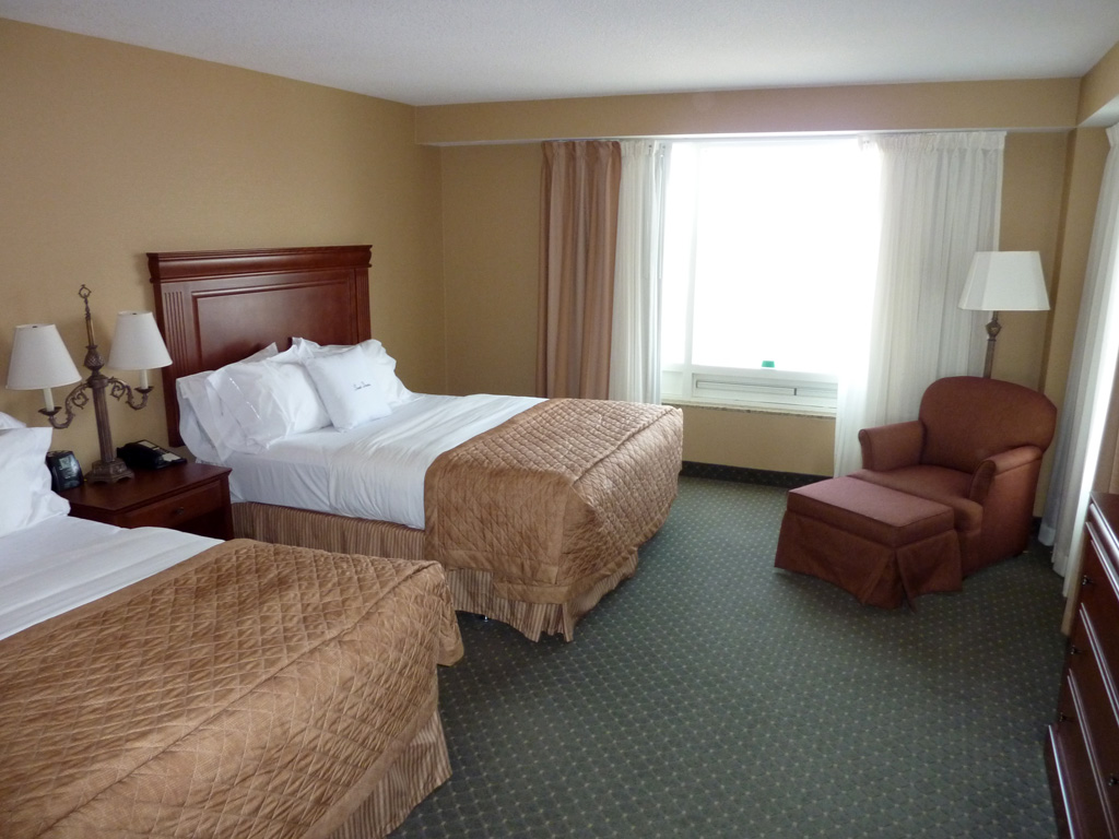 20100415 Doubletree Fallsview Resort & Spa by Hilton - Bedroom